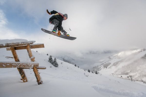 Quels sont les meilleurs spots pour faire du snowboard dans les Alpes suisses?